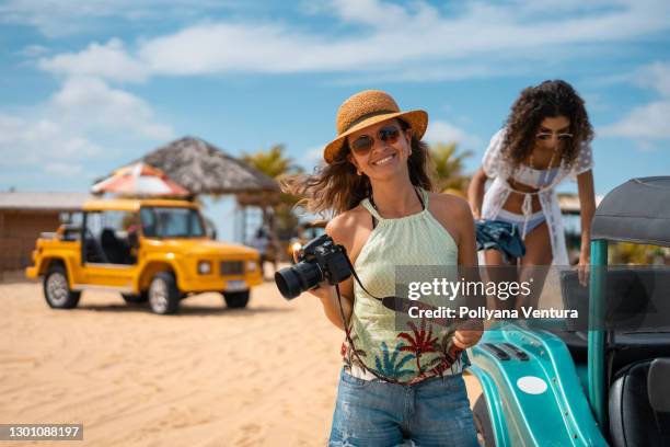 photographes prenant un tour de buggy dans les dunes de genipabu - natal brésil photos et images de collection