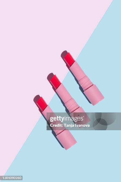 pink lipstick with sun shadows on pastel blue and pink background. flat lay, top view, copy space. beauty and cosmetics background. - human mouth stock photos et images de collection