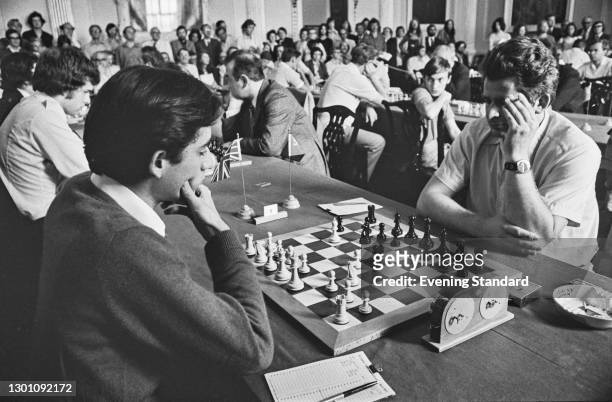 English chess player William Hartston takes on Russian chess player Boris Spassky at the 5th European Team Chess Championship in Bath, UK, 6th July...