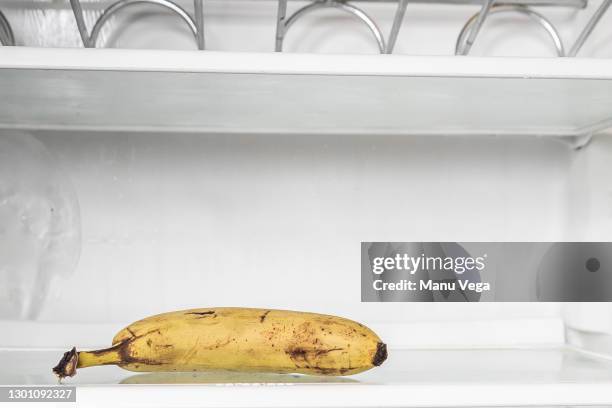 close-up of fresh banana in refrigerator - kühlschrank leer stock-fotos und bilder