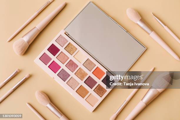 makeup products and decorative cosmetics on beige background. beauty and fashion concept. flat lay, top view. - sombreador de ojos fotografías e imágenes de stock