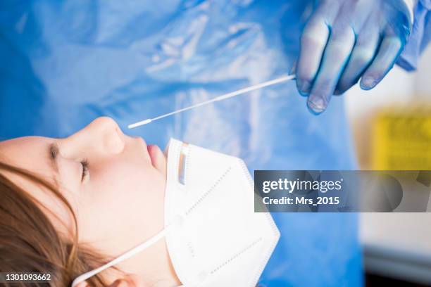 close-up of a doctor performing a pcr test on a young boy - instrumento de la reacción en cadena de la polimerasa fotografías e imágenes de stock