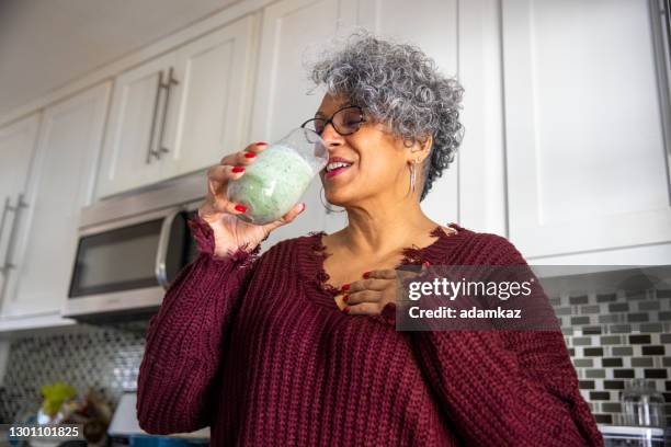 hermosa mujer negra que tiene un batido - licuadora fotografías e imágenes de stock