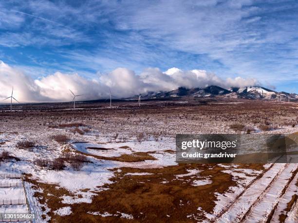 die windkraftanlagen, windpark in der nähe von monticello, utah am nebel, schneebedeckt, windig wintertag - bears ears national monument stock-fotos und bilder