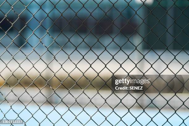 full frame shot of chainlink fence - wire mesh fence stock-fotos und bilder