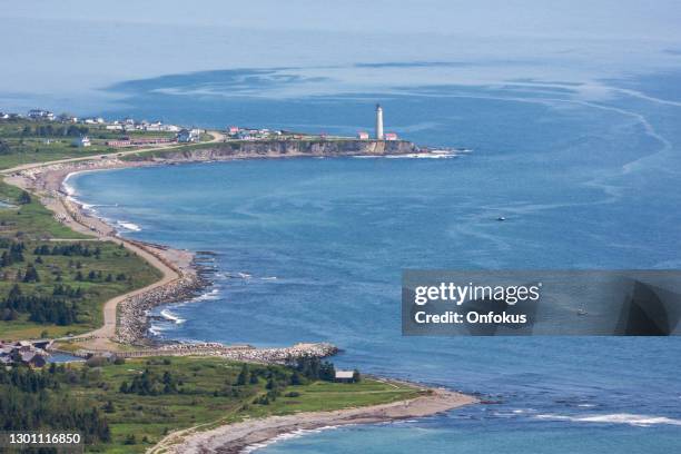 cap des rosiers lighthouse, gaspe peninsula, quebec, kanada - river st lawrence stock-fotos und bilder