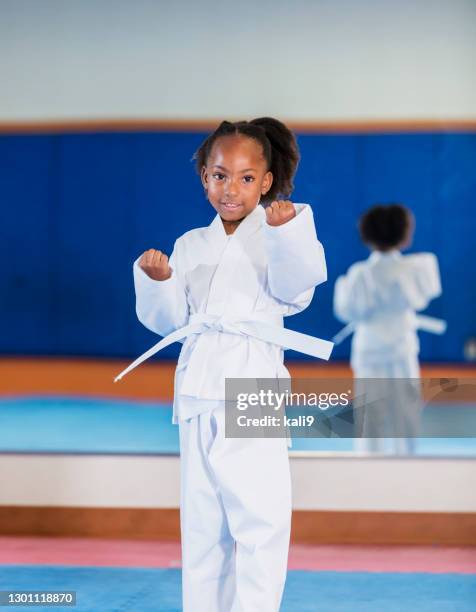 afrikaans-amerikaans meisje dat taekwondo leert - karate girl stockfoto's en -beelden