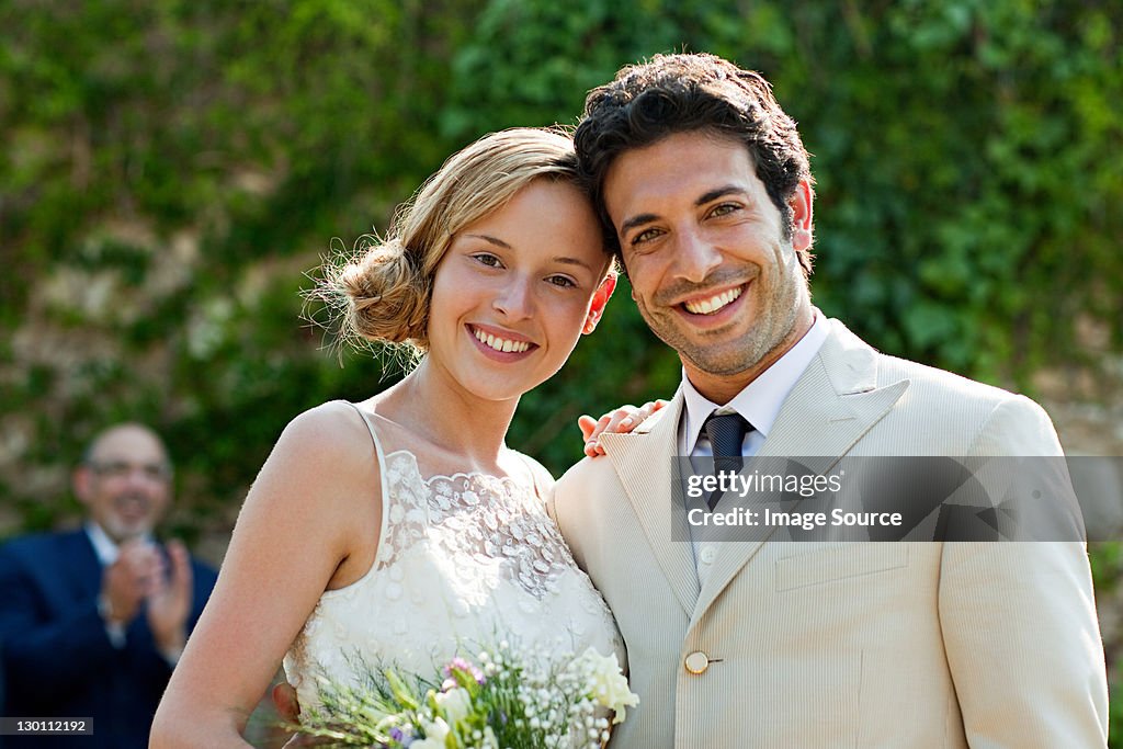 Brautpaar auf Hochzeit feiern, Blick in die Kamera