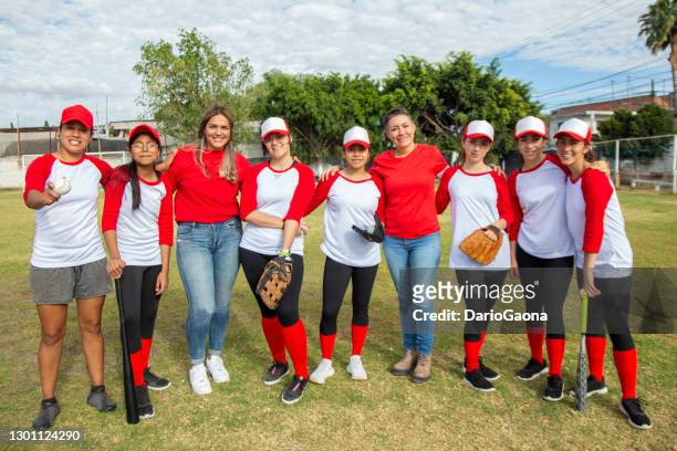 femenil baseballteam, im baseballfeld - baseballmannschaft stock-fotos und bilder
