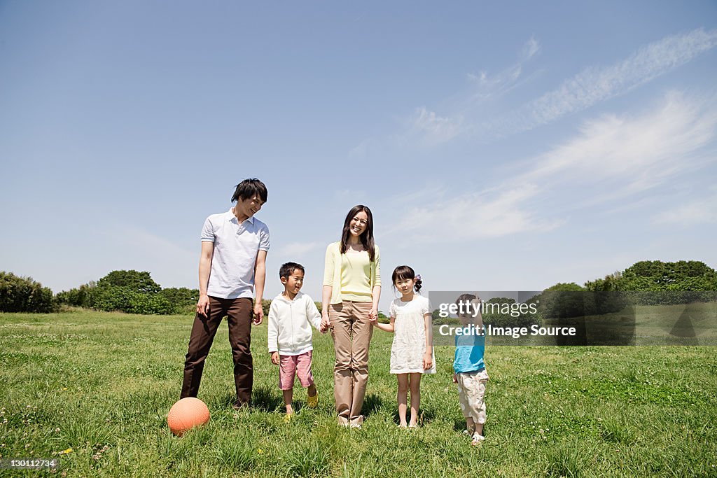 Família com Três Filhos em Campo