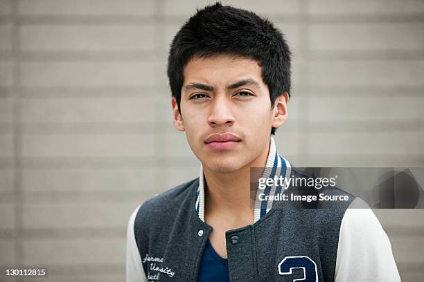 joven usar chaqueta de béisbol, vertical - short hair fotografías e imágenes de stock