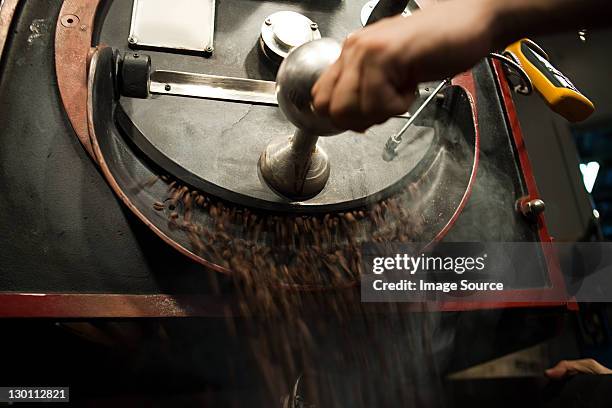 コーヒー豆コーヒーミル - 挽く ストックフォトと画像