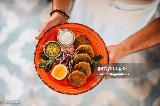 chef offers his prepared falafel plate - pratos vegetarianos imagens e fotografias de stock