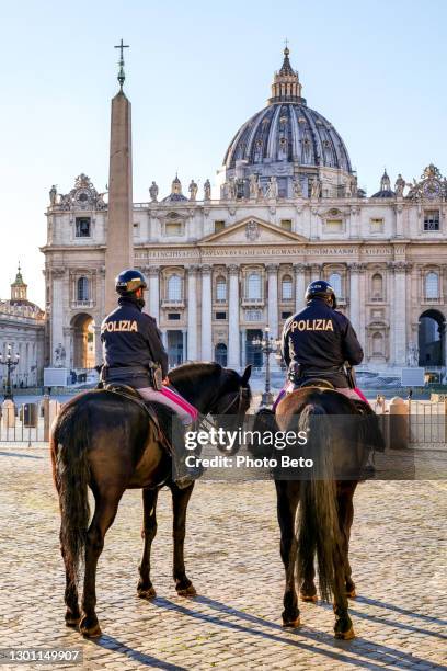 una pattuglia della polizia italiana a cavallo controlla la piazza della basilica di san pietro a roma - ufficiale grado delle forze armate foto e immagini stock