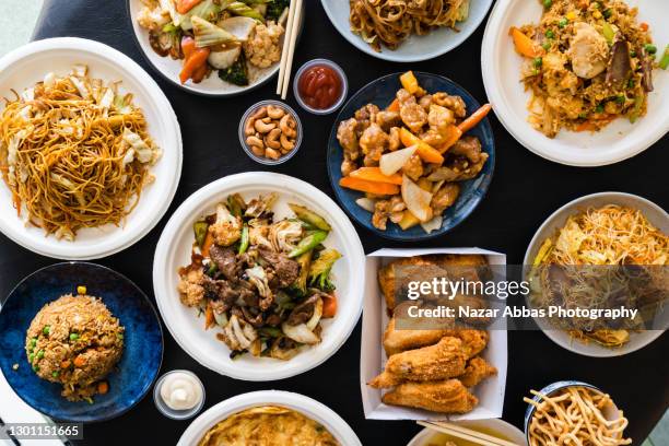 table top view of fried food. - comida china fotografías e imágenes de stock