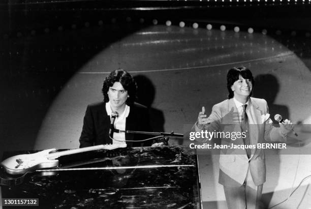 Le compositeur Italien Toto Cutugno et Hervé Vilard sur le plateau de l'émission de télévision 'Cadence 3' sur FR3 le 1 Juin 1983 à Paris, France.