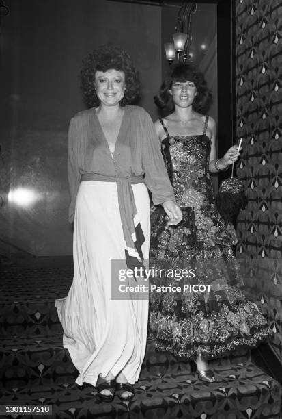 Régine et Dani arrivant dans une boite de nuit à Paris en 1973, France