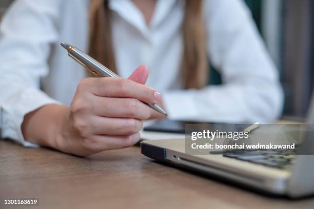 woman sitting at desk and working at computer hands close up - redactor publicitario fotografías e imágenes de stock