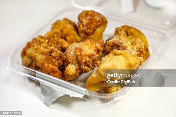 japanese chicken karaage (fried chicken) in takeout box - karaage stock pictures, royalty-free photos & images