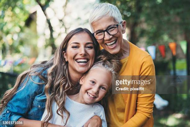drei generationen weiblicher zugehörigkeit - freude stock-fotos und bilder