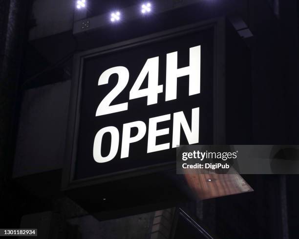 24 hours open sign in the night - 24 7 stock-fotos und bilder