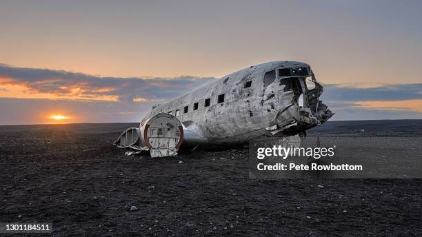 dc3 crash wreckage, sólheimasandur - desorientiert stock-fotos und bilder