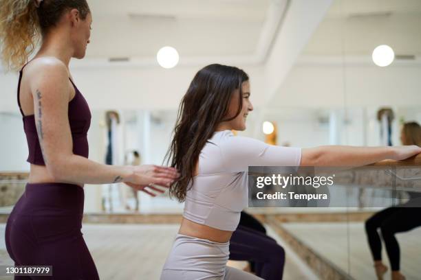 un instructor de fitness barre entrenando a un estudiante. - barre class fotografías e imágenes de stock