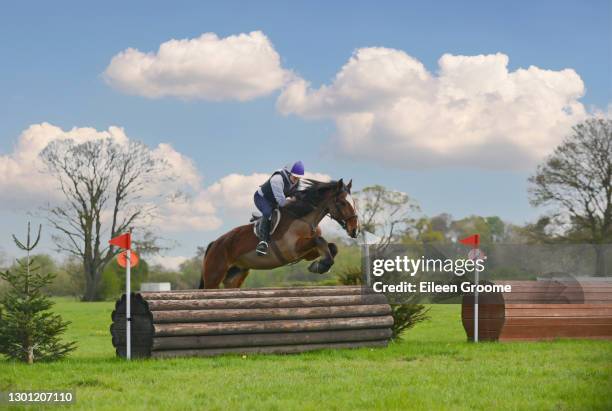 lavorando insieme come una squadra, una giovane donna e il suo cavallo competono in un evento di salto nella campagna inglese. - concorso completo di equitazione foto e immagini stock