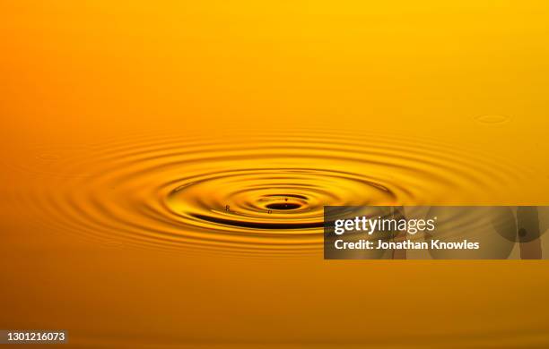 orange water ripple - water ripple stockfoto's en -beelden