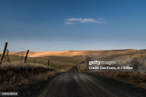 empty road amidst field against sky,walla walla,washington,united states,usa - walla walla stockfoto's en -beelden