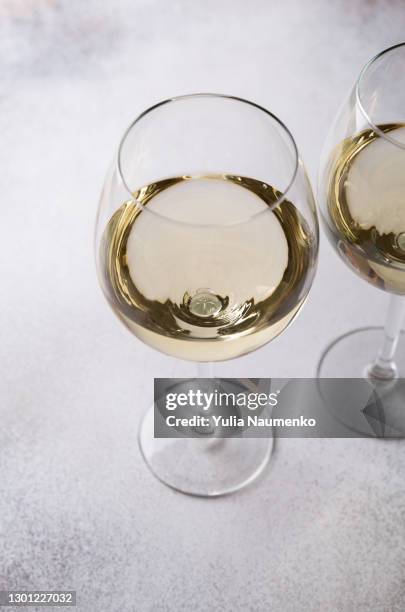 glasses of white wine on table - vin champagne imagens e fotografias de stock