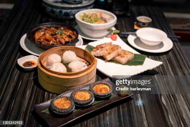 close-up of variation of dim sum in a restaurant - hong kong food stock-fotos und bilder