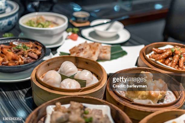 close-up of variation of dim sum in a restaurant - comida china fotografías e imágenes de stock