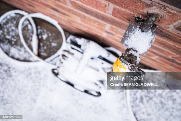 outdoor tap with snow - acqua ghiacciata foto e immagini stock