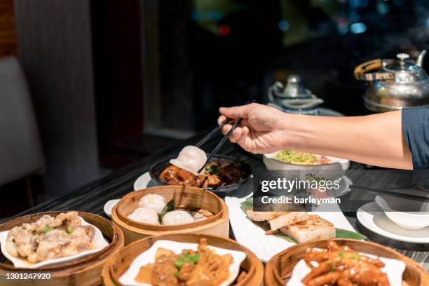 close-up of variation of dim sum in a restaurant - hong kong food stock-fotos und bilder