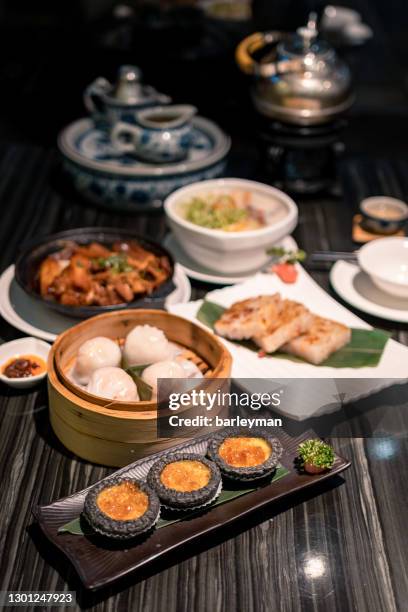 close-up of variation of dim sum in a restaurant - hong kong food stock-fotos und bilder