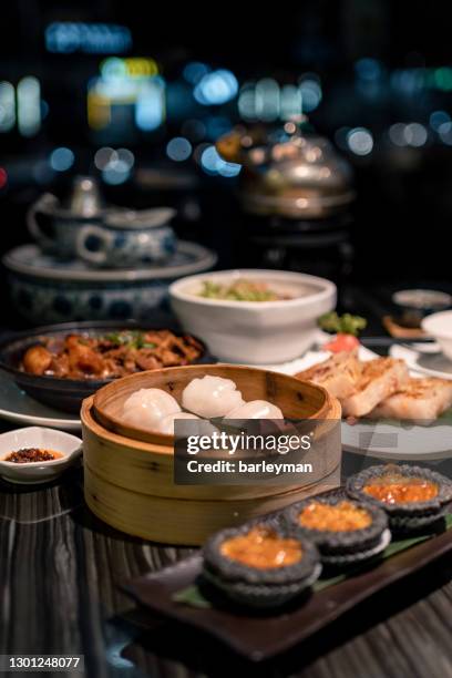 close-up of variation of dim sum in a restaurant - hong kong food stock-fotos und bilder