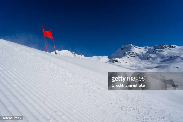 empty ski racing course - ski slope imagens e fotografias de stock