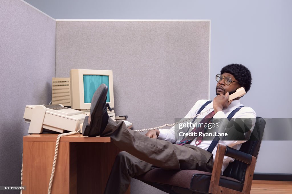 Retro Office Worker bei Cubicle Computer Workstation