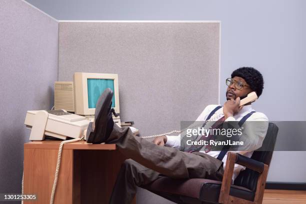 trabajador de oficina retro en la estación de trabajo de computadoras cubicle - 1980 computer fotografías e imágenes de stock