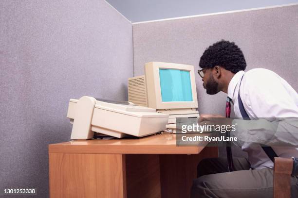 retro office worker bei cubicle computer workstation - afro jokes stock-fotos und bilder
