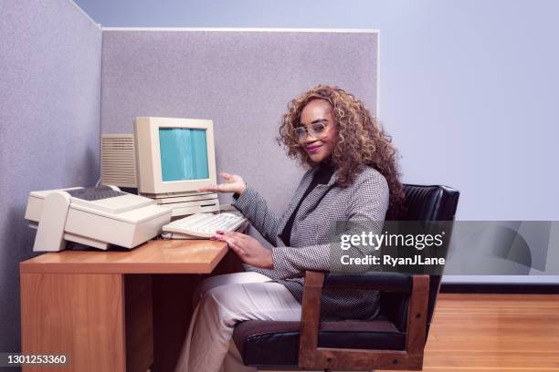 trabajador de oficina retro en la estación de trabajo de computadoras cubicle - 1980 computer fotografías e imágenes de stock