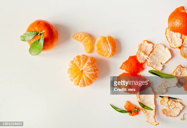 peeled tangerine - mandarine imagens e fotografias de stock