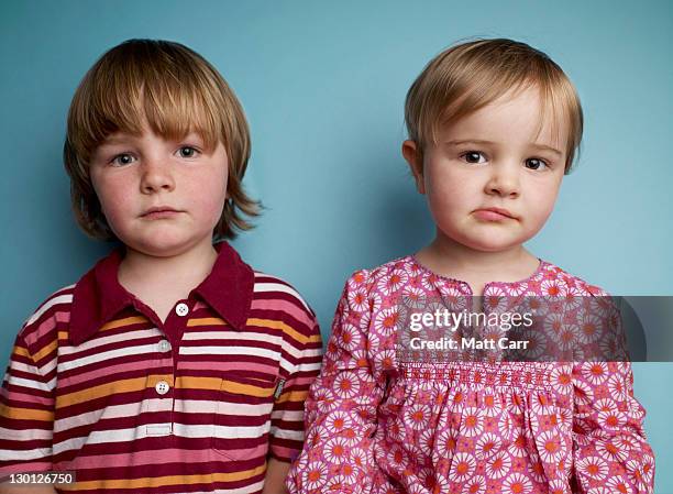 brother and sister in studio - geschwister frech stock-fotos und bilder