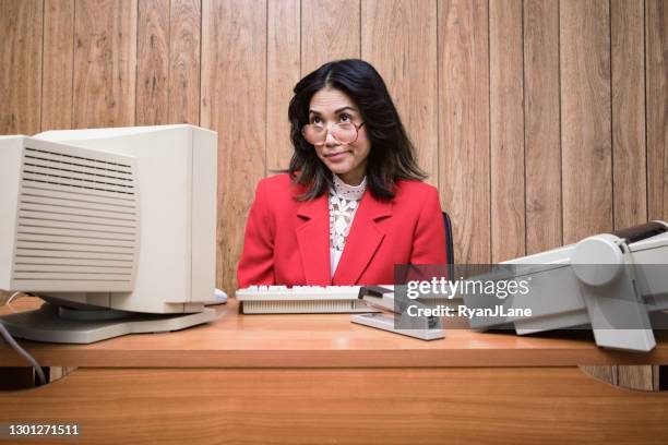 secretario retro en el escritorio de la computadora en la oficina de la vendimia - 1980 computer fotografías e imágenes de stock