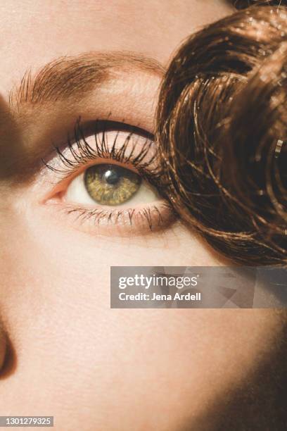 retro woman with long eyelashes and green eyes and great skin - schönheit retro stock-fotos und bilder