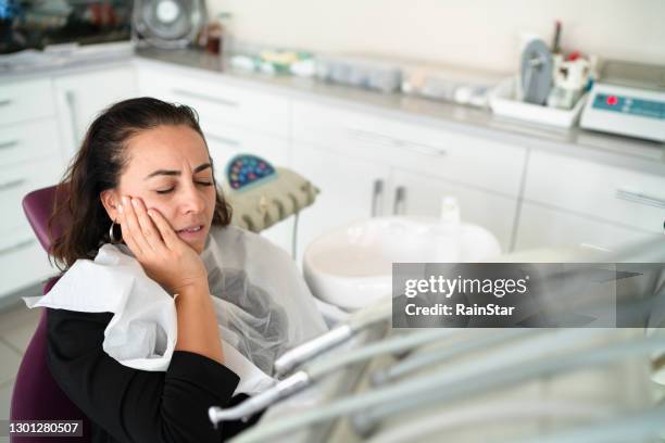 joven va al dentista esperando tratamiento - dental fear fotografías e imágenes de stock