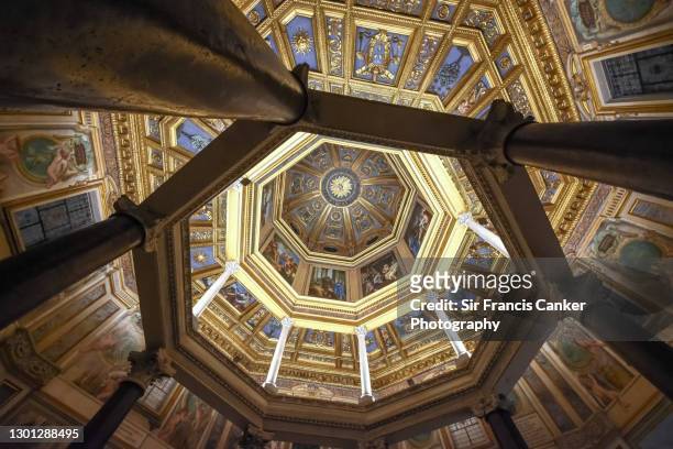 baptistery of san giovanni in laterano basilica in rome, lazio, italy - basilica foto e immagini stock