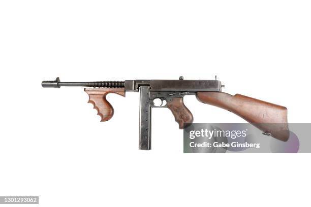 tommy gun on white background - maschinengewehr stock-fotos und bilder