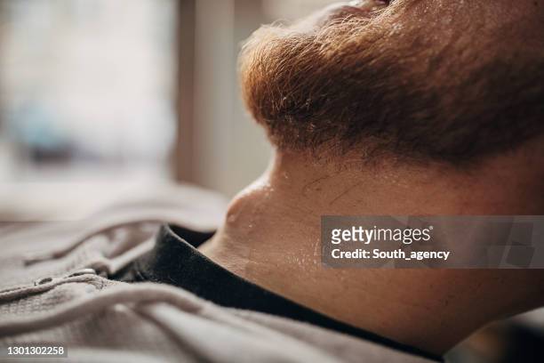 primer plano de la barba de un hombre - throat photos fotografías e imágenes de stock